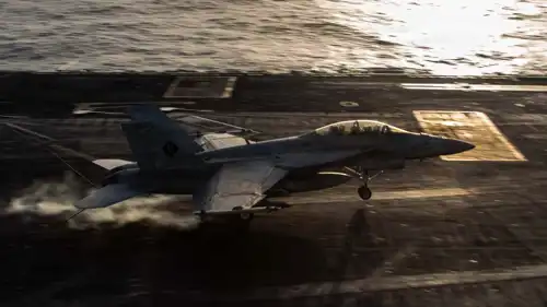 مقاتلة أمريكية تتأهب لشن ضربات على إيران