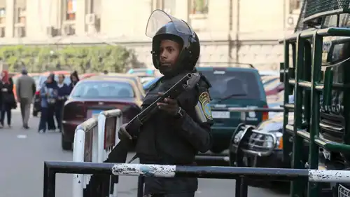 أحد أفراد الشرطة المصرية