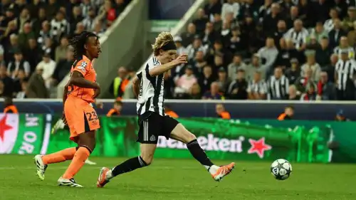 أنتوني غوردون نجم نيوكاسل يونايتد في مباراة برشلونة