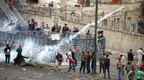 متظاهرون عراقيون يسيرون باتجاه المنطقة الخضراء في بغداد