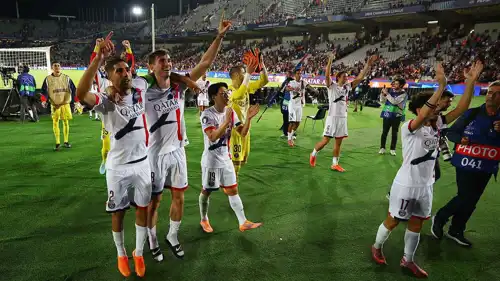 احتفال لاعبو سان جيرمان بالفوز على برشلونة