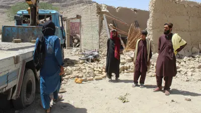 من موقع الانفجار