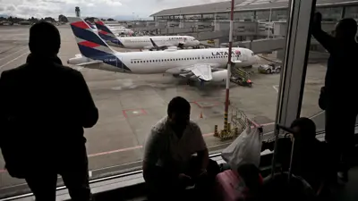 فنزويليون يراقبون طائرات شركة لاتام في مطار إلدورادو الدولي