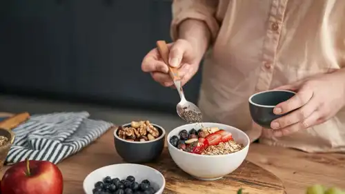 الشوفان مع الفاكهة وحبوب الشيا