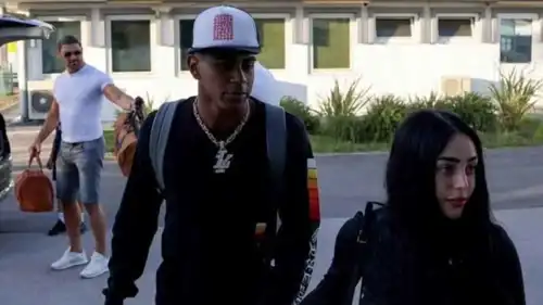 نيكي نيكول ولامين يامال