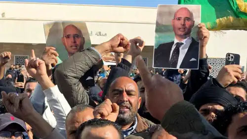 ليبيون خلال تشييع سيف الإسلام القذافي