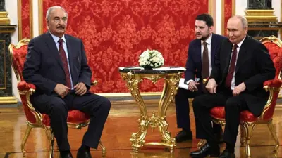 حفتر خلال لقائه بوتين في الكرملين