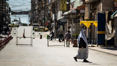 سوري يتجول في حمص