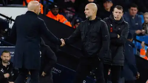 بيب غوارديولا مدرب مانشستر سيتي مع أرني سلوت مدرب ليفربول