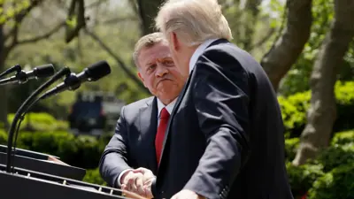 العاهل الأردني الملك عبدالله الثاني مع الرئيس الأمريكي دونالد ترامب في لقاء سابق