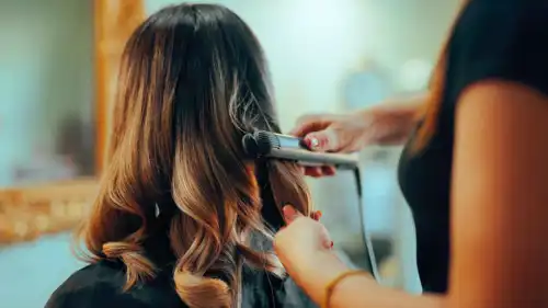 تصفيف الشعر بصالونات التجميل 