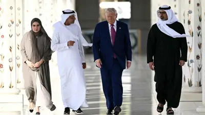 الرئيس ترامب خلال زيارة مسجد الشيخ زايد رفقة ولي عهد أبوظبي