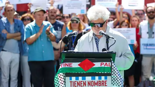 المخرج السينمائي الإسباني بيدرو ألمودوفار يقرأ بصوت عالٍ أسماء الأطفال الذين قُتلوا في غزة