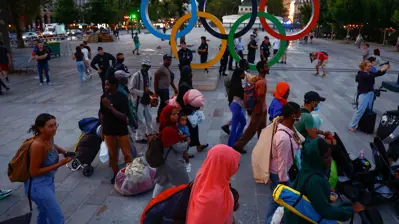 مهاجرون أخرجتهم الشرطة من الخيام في باريس