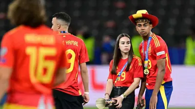 لامين يامال مع أليكس باديلا