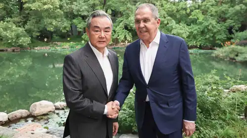 وزير الخارجية الصيني وانغ يي ونظيرة الروسي سيرغي لافروف