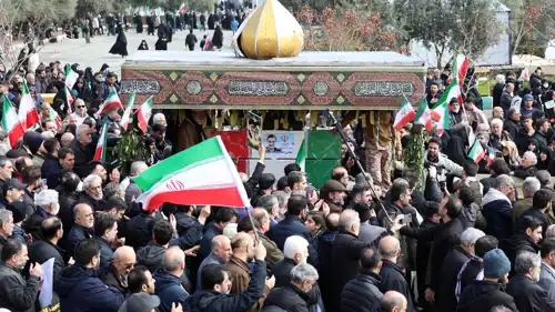 إيرانيون يشيعون جثمان أحد قادة النظام في طهران