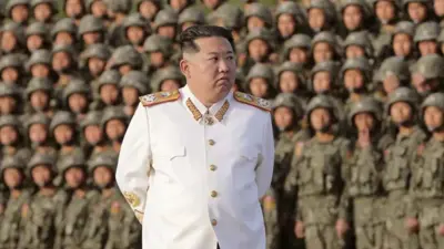جنود كوريا الشمالية يظهرون خلف زعيمهم كيم جونغ أون