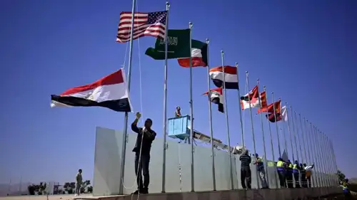 رفع أعلام الدول المشاركة في قمة شرم الشيخ