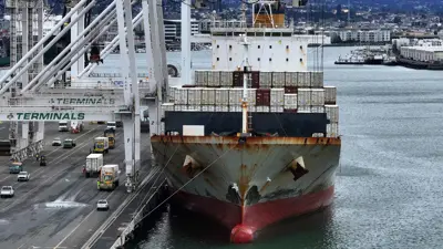 سفينة حاويات في ميناء أوكلاند الأمريكي