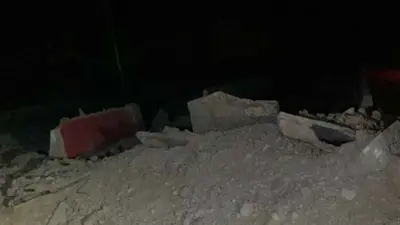 آثار الغارة الإسرائيلية على معبر المصنع