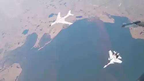  قاذفة قنابل صينية (يسار) وطائرة مقاتلة روسية خلال تدريبات مشتركة