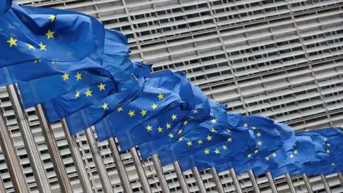 أعلام الاتحاد الأوروبي خارج مقر مفوضية الاتحاد