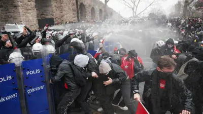 الشرطة التركية تفرق المحتجين على اعتقال رئيس بلدية إسطنبول