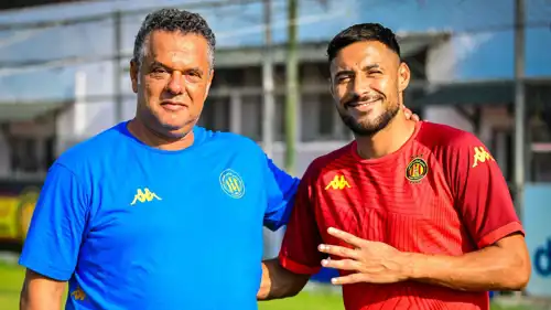 يوسف بلايلي مع المدرب ماهر الكنزاري