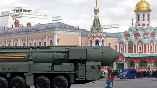 صاروخ روسي خلال عرض عسكري