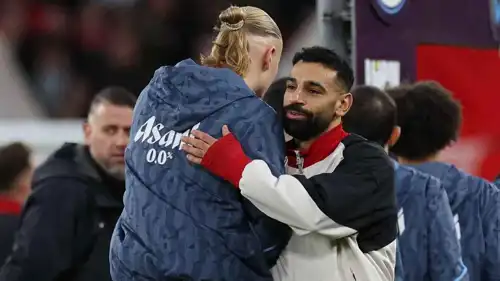 محمد صلاح مع هالاند