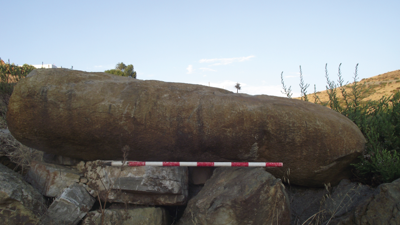 أحد الأحجار الدائمة التي عثر عليها الفريق في الموقع الأثري