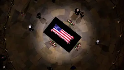 ترامب وزوجته ميلانيا أمام جثمان كارتر