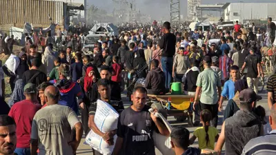 مشهد من نقطة توزيع مساعدات في غزة