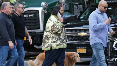 أنانت أمباني مع كلبه وحوله مرافقيه (أرشيفية)