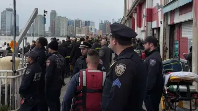 عناصر الشرطة الأمريكية في موقع سقوط الطائرة