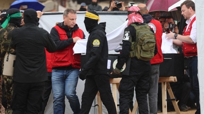 تسليم حركة حماس لجثة رهينة في غزة