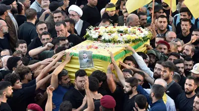 مشيعون في بيروت يحملون نعش أحد ضحايا التفجيرات 