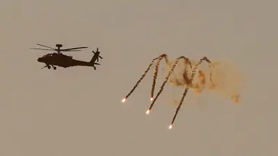 مروحية إسرائيلية تطلق قنابل ضوئية فوق شمال غزة