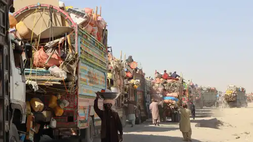 أفغان عالقون على الحدود بين أفغانستان وباكستان