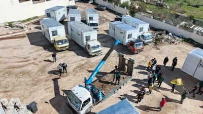 شاحنات تنقل المنازل المتنقلة لبلدات جنوب لبنان