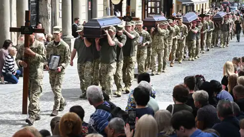 جنود أوكرانيون يحملون نعوش رفاق لهم قضوا خلال أسرهم لدى روسيا
