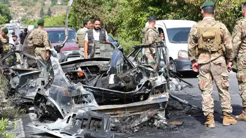 جنود لبنانيون بجانب سيارة مستهدفة بغارة إسرائيلية