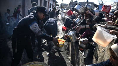 غزيون يتسابقون على المساعدات