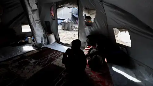 أطفال في إحدى خيم النزوح في قطاع غزة