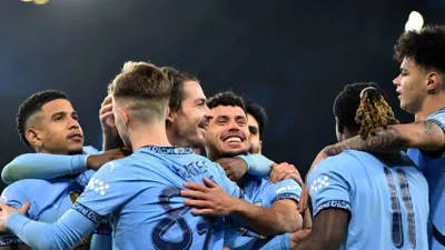 جاك غريليش مع لاعبي مانشستر سيتي