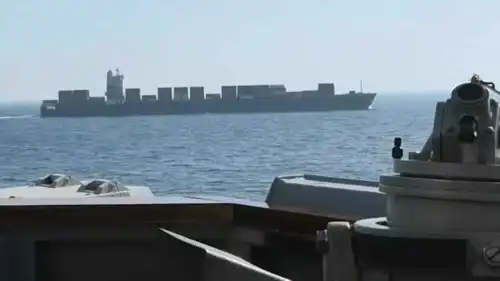 السفينة الإيرانية أثناء توجهها إلى ميناء بندر عباس