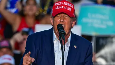  ترامب خلال تجمع جماهيري في دورال بولاية فلوريدا