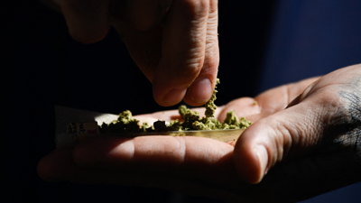 شخص يحمل مادة مخدرة