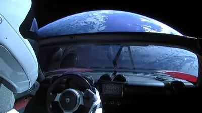 سيارة "تيسلا رودستر" وسائقها الدمية ستارمان